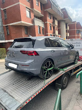 Volkswagen Golf na platformi šlep vozila